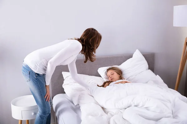 Mother Waking Her Daughter Sleeping Cozy Bed — Stock Photo, Image