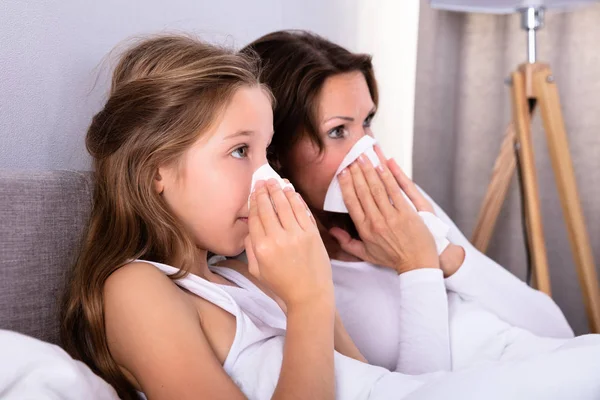 Mother Daughter Suffering Cold Blowing Her Nose Handkerchief Bed — Stock Photo, Image