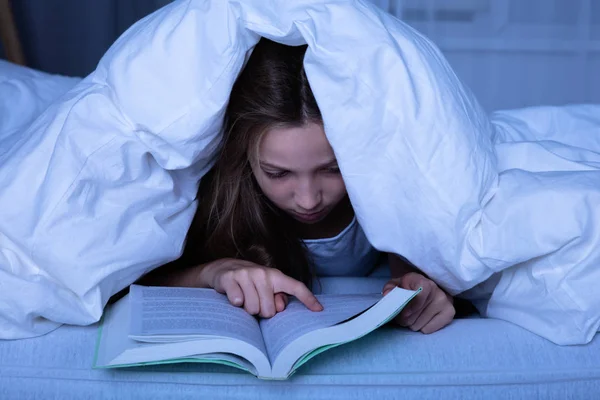 Chica Acostada Bajo Manta Blanca Lectura Libro Por Noche — Foto de Stock