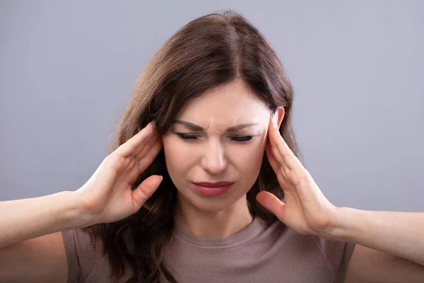 Mujer Joven Que Sufre Dolor Cabeza Sobre Fondo Gris — Foto de Stock