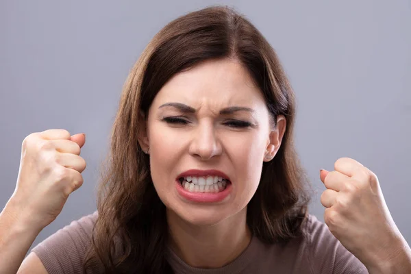 Πορτρέτο Ενός Θυμωμένη Γυναίκα Νέοι Σφίγγοντας Δόντια Της — Φωτογραφία Αρχείου