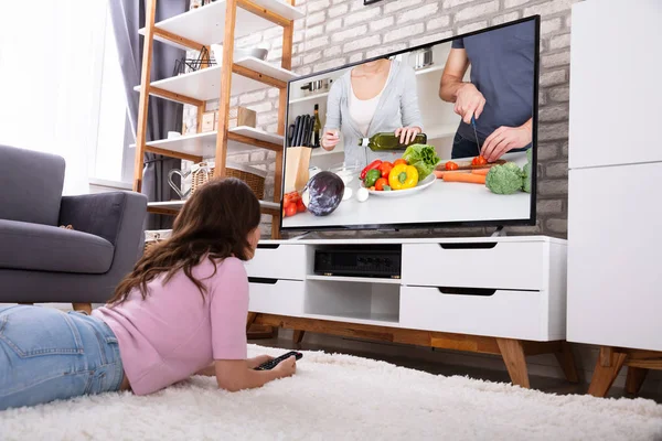 Relaxado Jovem Mulher Deitada Tapete Assistindo Televisão Casa — Fotografia de Stock