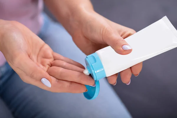 Close Woman Hand Using Moisturizing Cream — Stock Photo, Image