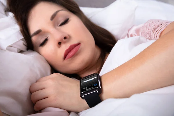 Kalp Atışı Oranı Gösterilen Smartwatch Ile Yatakta Uyuyan Güzel Kadın — Stok fotoğraf