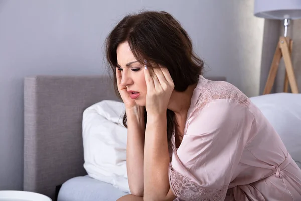 Vista Lateral Una Mujer Joven Con Dolor Cabeza — Foto de Stock