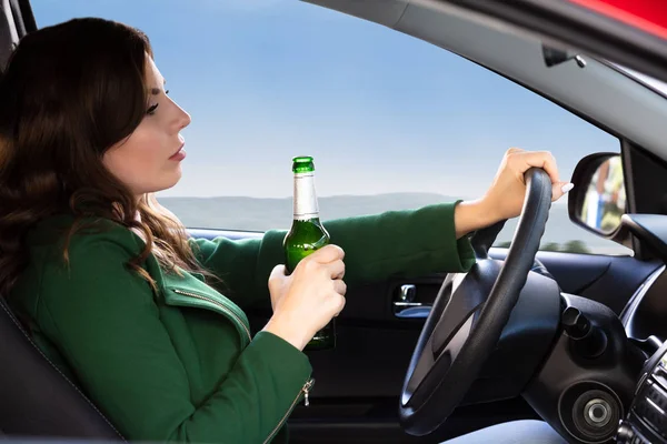 Araba Sürüş Sırasında Bira Şişesi Tutan Güzel Bir Genç Kadın — Stok fotoğraf