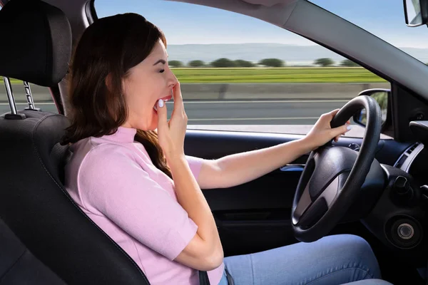 Side View Beautiful Young Woman Yawning While Driving Car — Stock Photo, Image