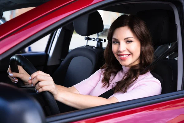 Nahaufnahme Einer Glücklichen Jungen Frau Die Auto Sitzt — Stockfoto