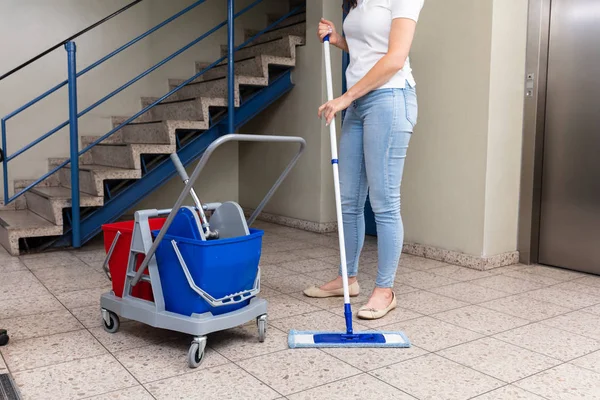 Vrouw Reiniging Van Vloer Met Mop Gang Buurt Van Trap — Stockfoto