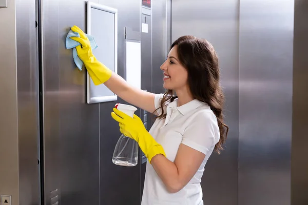 Vista Laterale Una Giovane Donna Sorridente Janitor Pulizia Ascensore Con — Foto Stock