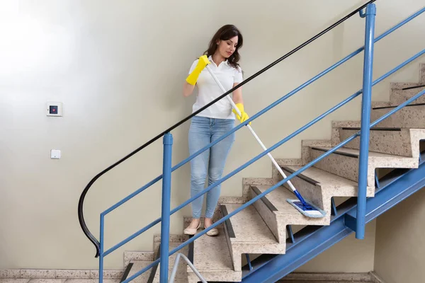 Jovem Janitor Feminino Limpeza Escadaria Com Esfregão — Fotografia de Stock