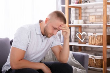 A görünümünü yan koltukta oturan genç adam üzgün
