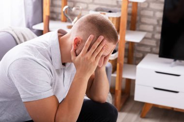 A görünümünü yan koltukta oturan genç adam üzgün