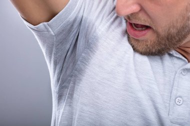 Gri T-shirt onun terli koltukaltı arıyorum bir erkekte Close-up