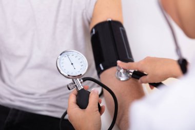 Doktor erkek hastanın kan basıncı ölçme Close-up