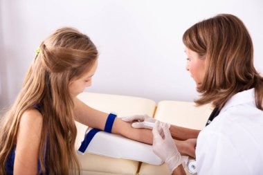 Yakın çekim, olgun erkek hasta kan örneği toplamak için şırınga ile enjekte doktor