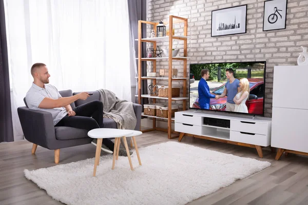 Homem Sentado Sofá Assistindo Televisão Casa — Fotografia de Stock