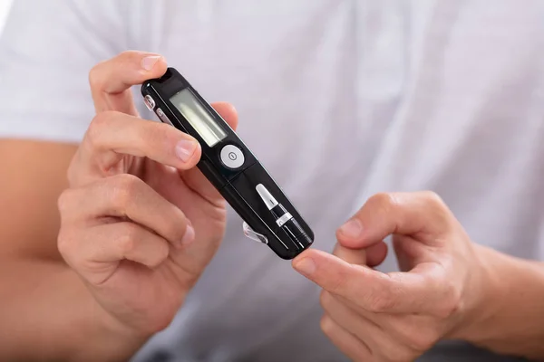 Close Man Hand Checking Blood Sugar Level Glucometer — Stock Photo, Image