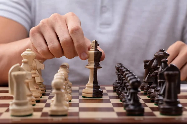 Main Homme Déplaçant Une Pièce Échecs Roi — Photo