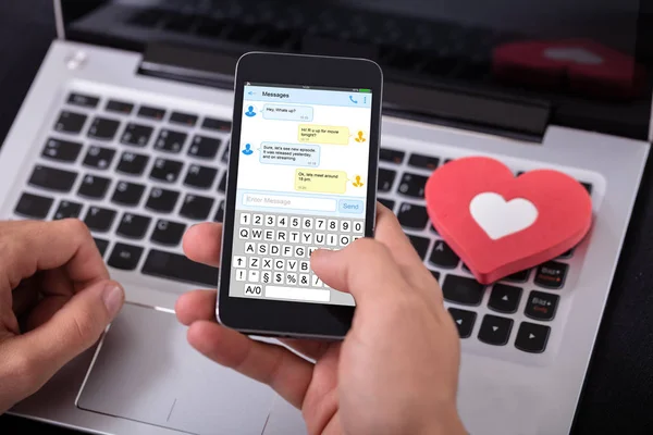 Homem Enviando Mensagem Texto Telefone Celular Com Coração Vermelho Sobre — Fotografia de Stock