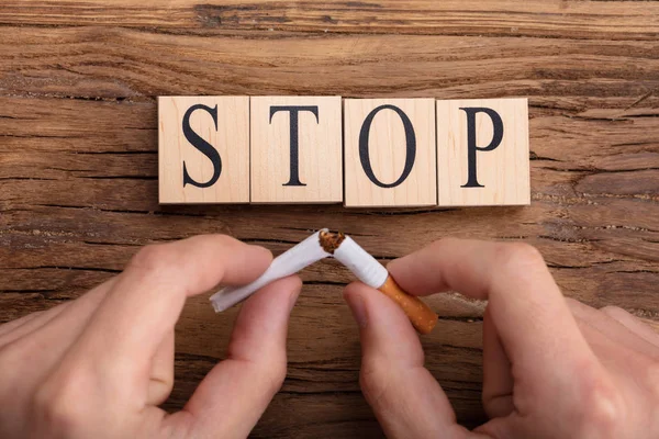 Uomo Rompere Sigaretta Sopra Stop Blocchi Legno — Foto Stock