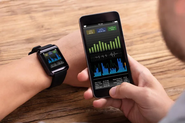 Mão Homem Com Móvel Smartwatch Mostrando Ritmo Cardíaco Sobre Mesa — Fotografia de Stock