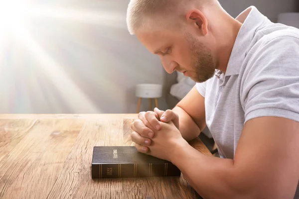 Luz Del Sol Cayendo Mano Sobre Biblia Mientras Reza —  Fotos de Stock