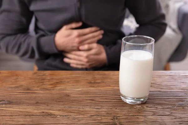 Средний Вид Человека Страдающего Болей Желудке Держащего Стакан Молока — стоковое фото