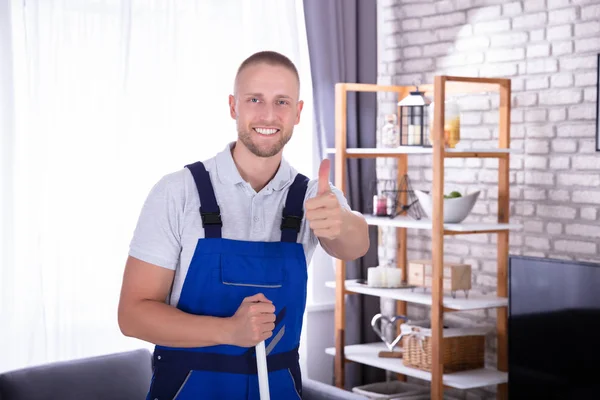 Portret Van Een Gelukkige Mannelijke Janitor Permanent Woonkamer — Stockfoto