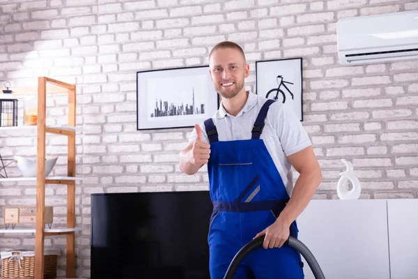 Vista Ángulo Alto Piso Limpieza Conserje Masculino Con Aspiradora — Foto de Stock