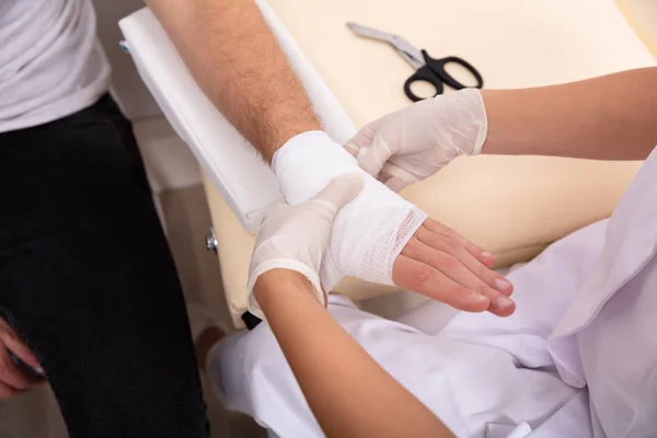 Närbild Läkare Knyta Bandage Skadade Mannens Hand Kliniken — Stockfoto