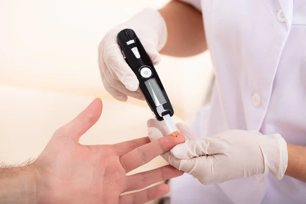Close Doctor Hand Measuring Patient Blood Sugar Level Glucometer — Stock Photo, Image