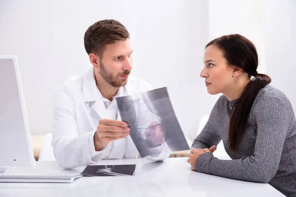 Arzt Diskutiert Mit Patient Über Knie Röntgen — Stockfoto