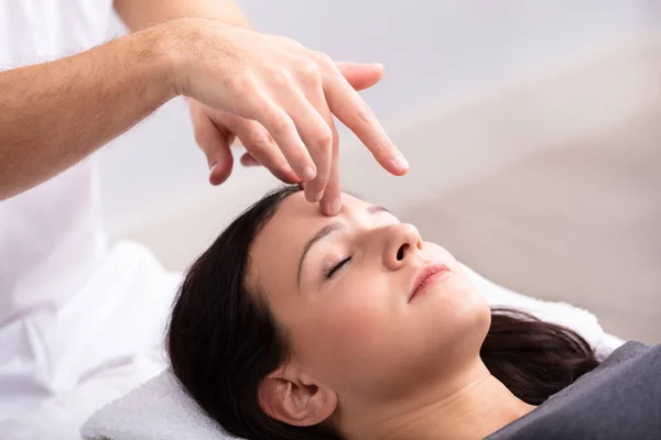 Primer Plano Una Mujer Joven Recibiendo Tratamiento Reiki Por Terapeuta — Foto de Stock