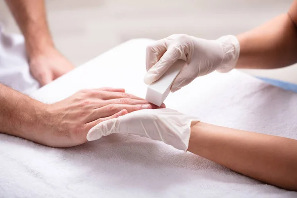 Close Van Schoonheidsspecialiste Manicure Nagel Buff Voor Man Spa — Stockfoto