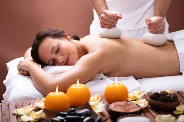 Massage Main Thérapeute Avec Des Boules Compression Base Plantes Pour — Photo