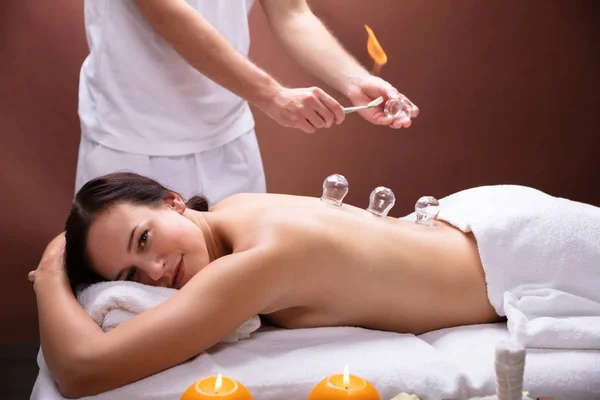 Masculin Thérapeute Donnant Cupping Thérapie Jeune Femme Dans Spa — Photo