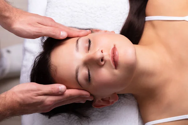 Close Terapeuta Mão Massagem Cabeça Mulher Jovem — Fotografia de Stock