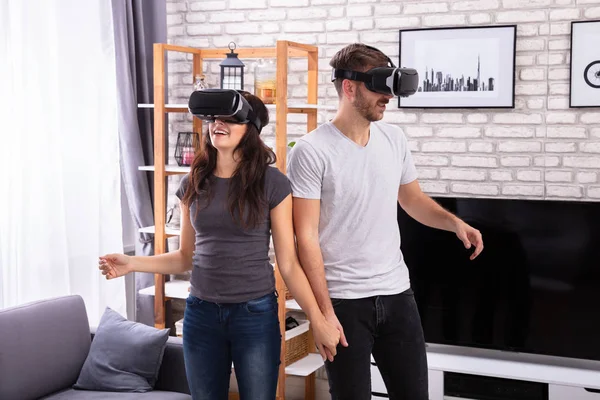 在家中使用虚拟现实装置的年轻夫妇 — 图库照片