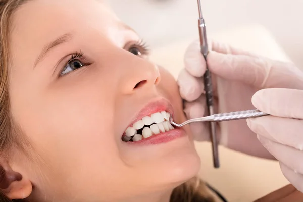Nahaufnahme Eines Mädchens Das Sich Einer Klinik Einer Zahnbehandlung Unterzieht — Stockfoto