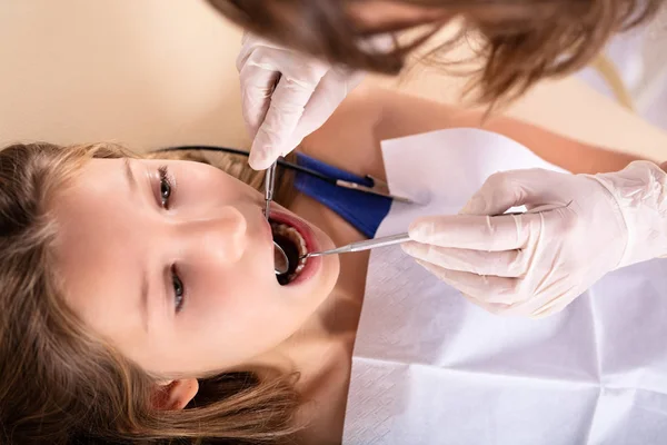 Närbild Flicka Som Kontrolleras Tandläkare Med Dental Spegel Och Scaler — Stockfoto