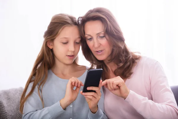Portrait Mature Mother Her Daughter Using Cellphone — Stock Photo, Image