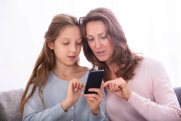 Portrét Zralá Matka Dcerou Pomocí Mobilní Telefon — Stock fotografie