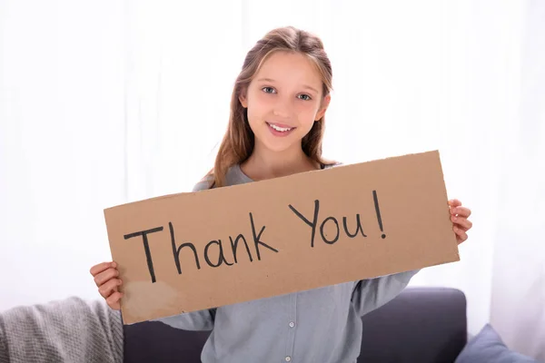 Retrato Uma Menina Feliz Segurando Obrigado Placard — Fotografia de Stock