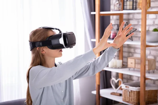 Vista Lateral Una Chica Usando Auriculares Realidad Virtual Casa —  Fotos de Stock