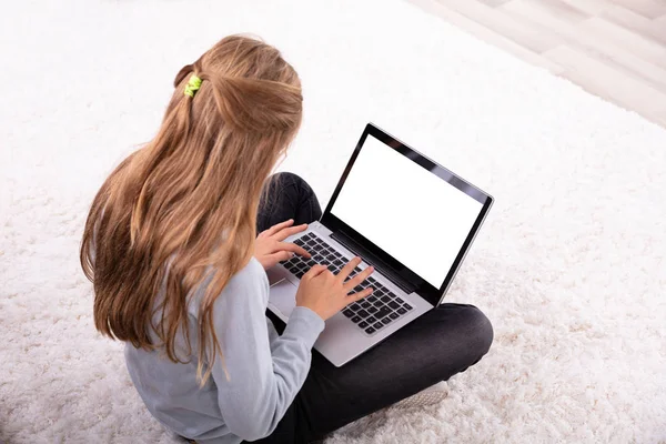 女孩使用笔记本电脑与空白白色屏幕 — 图库照片