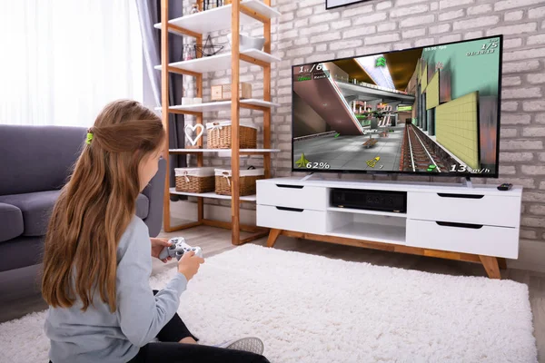 Ragazza Seduta Tappeto Giocare Video Gioco Televisione Casa — Foto Stock