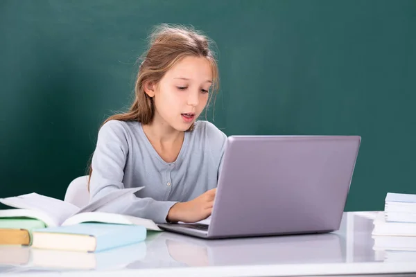 Estudante Feminina Usando Laptop Com Livros Mesa — Fotografia de Stock