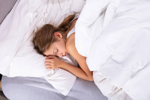 Κορίτσι Που Καλύπτει Στην Άσπρη Κουβέρτα Στον Ύπνο Στο Κρεβάτι — Φωτογραφία Αρχείου