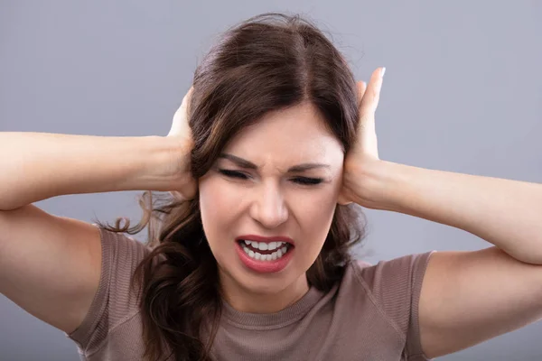 Mujer Joven Cubriéndose Oído Para Evitar Ruido —  Fotos de Stock